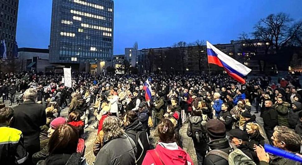 619574ba06b2d-Slovenija - protest.jpg